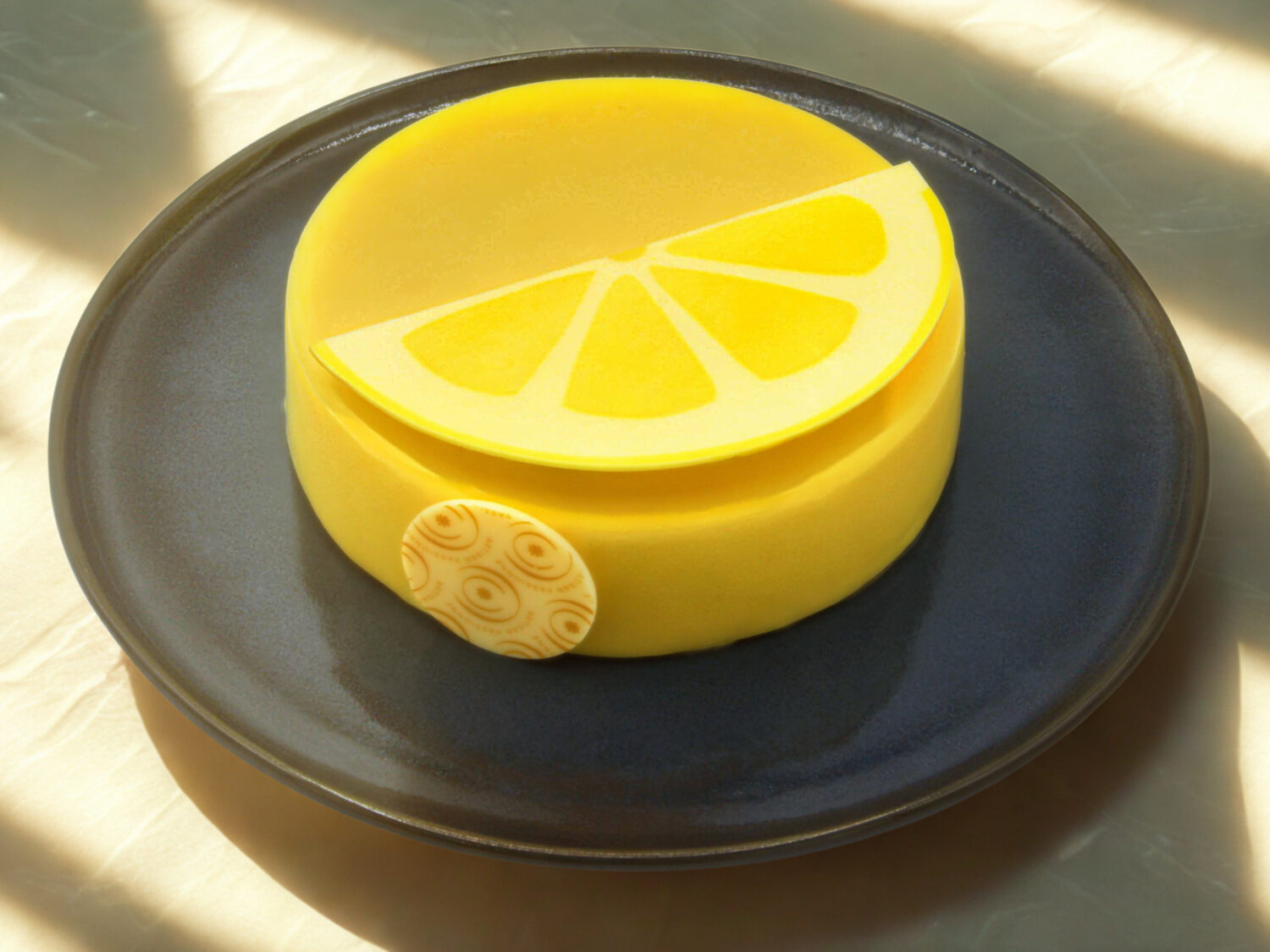 Gâteau Frisson au citron, fruits rouges et yuzu, dessert fruité et acidulé