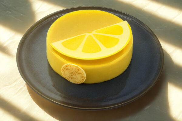 Gâteau Frisson au citron, fruits rouges et yuzu, dessert fruité et acidulé