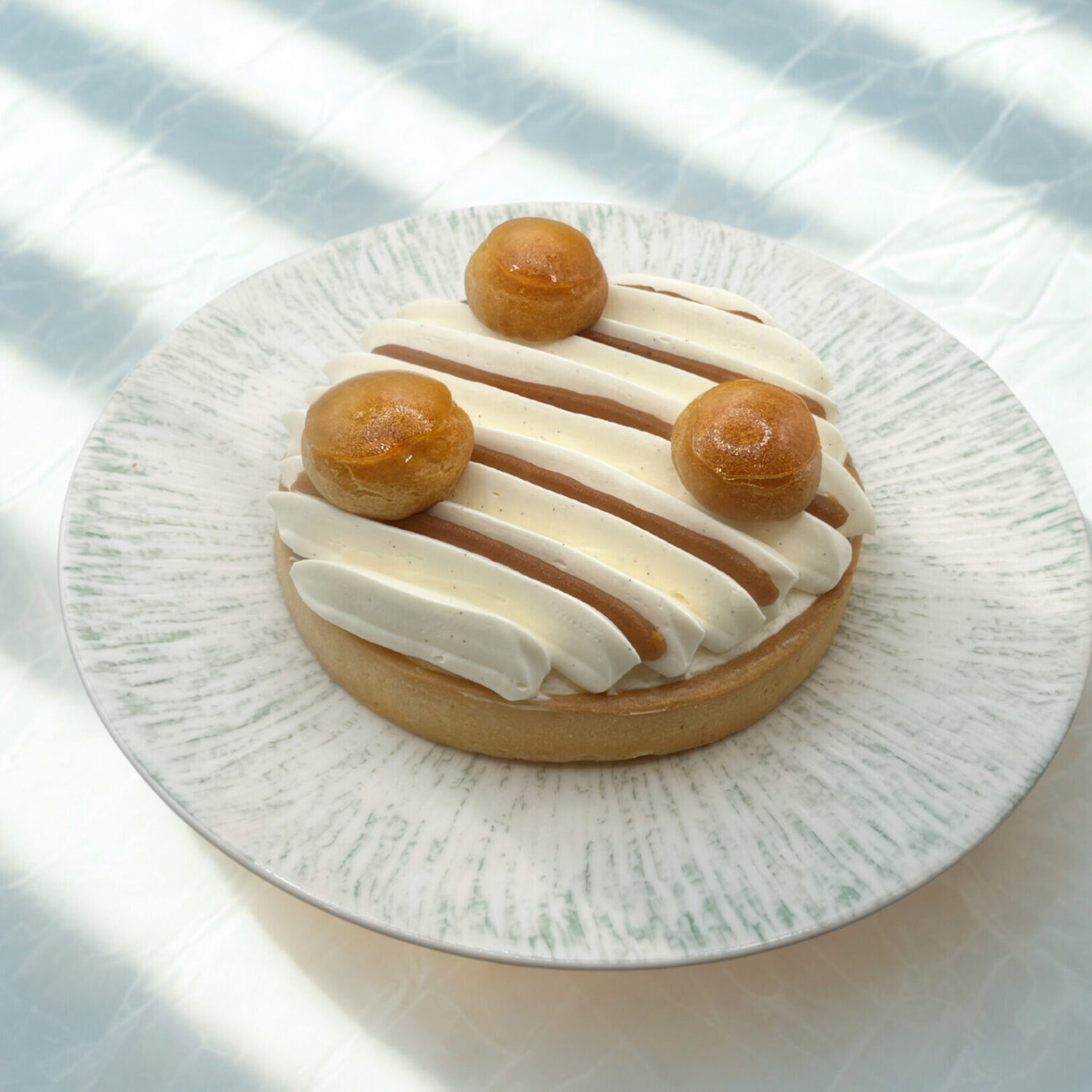 Photo du Saint Honoré à la crème pâtissière, chantilly vanille et choux caramélisés.